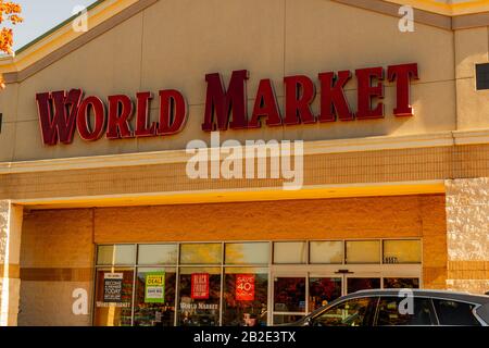 Charlotte, NC/USA - 9. November 2019: Mittlerer horizontaler Schuss von Schaufassen-Beschilderung für die Marke "World Market" in großen tiefroten Buchstaben. Stockfoto