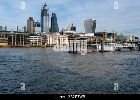 Die Skyline von London ist über der Themse zu sehen, darunter 20 Fenchurch Street Tower und das Leadenhall Building. 22 Bishopsgate sind im Bau. Stockfoto