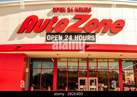 Charlotte, NC/USA - 9. November 2019: Mittlere horizontale Aufnahme der Laden-Fassadenbeschilderung für "AutoiZone" auro-Teile in kursiv gedruckten roten Buchstaben auf Whi Stockfoto