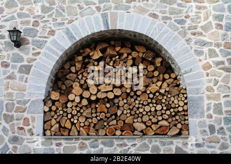 Brennholz im Backyarod des Klosters Saint Jovan Bigorski - St. Johannes der Forerunner oder St. Johannes der Täufer. Stockfoto