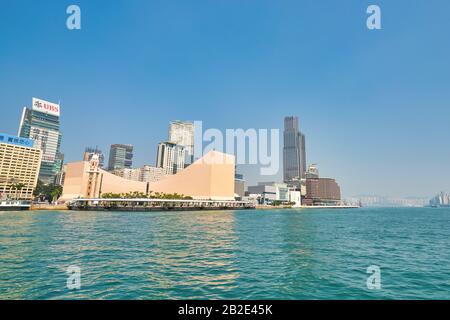 Hongkong, CHINA - CIRCA JANUAR 2019: Blick auf Tsim Sha Tsui, wie er tagsüber vom Victoria Harbour aus gesehen wird. Stockfoto