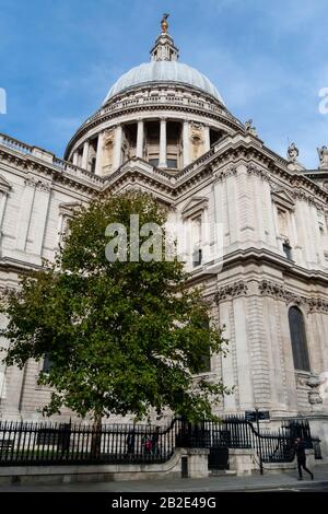 Die Kuppel der Saint Paul's Cathedral von Der Fleet Street in London, England, Großbritannien. Stockfoto