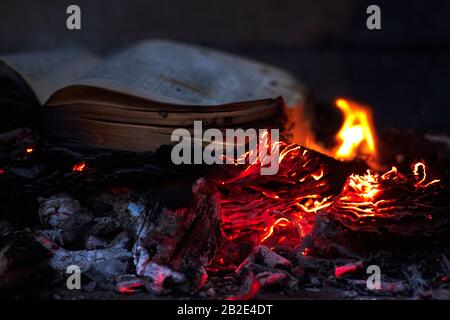 Hintergrund aus dem Brennen von Büchern.Brennen von Seiten von Büchern. Bücher in Brand. Brennende Gedanken, Nachrichten. Bücher in einer roten Feuerflamme. Stockfoto