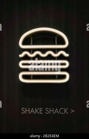 Hongkong, CHINA - 22. JANUAR 2019: Nahaufnahme von Shake Shack Sign im IFC Mall in Hongkong. Shake Shack ist ein amerikanisches fast Casual Restaurant Stockfoto