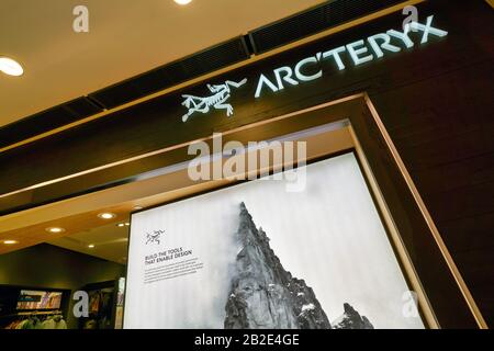 Hongkong, CHINA - CIRCA JANUAR 2019: Arc'teryx-Zeichen im ifc-Einkaufszentrum in Hongkong. Arc'teryx ist eine kanadische Outdoor-Oberbekleidung und sportliches g Stockfoto