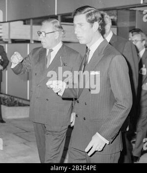 Prince Charles Prince of Wales verlässt den Londoner Flughafen Heathrow, begleitet von Lord King, dem Vorsitzenden der British Airways und Sir John Egan, dem Vorsitzenden der BAA PLC, im Jahr 1988. Stockfoto