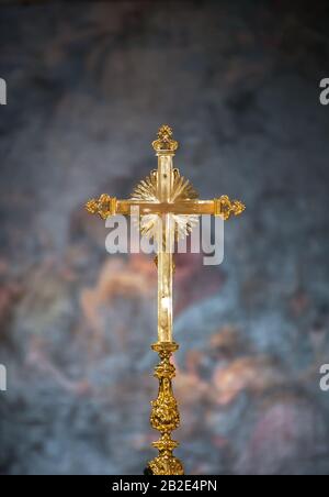 Goldkreuz auf dem Altar der Basilika Papale di Santa Maria Maggiore, Rom, Italien Stockfoto
