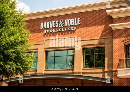 Charlotte, NC, USA - 7. Juli 2019: Horizontale, mittlere Aufnahme der Außenfassade der Marke „Barnes & Noble Booksellers“ und der Logos an einem sonnigen Tag. Stockfoto