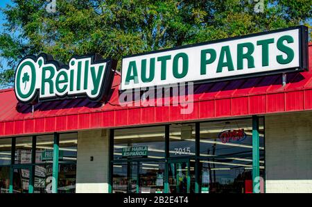 Charlotte, NC/USA - 9. November 2019: Mittlere horizontale redaktionelle Aufnahme der Schaufassade "O'Reilly's Auto Parts", die Marke/Logo grün auf weiß zeigt. Stockfoto