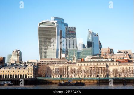 Custom House im Vordergrund, das von den Wolkenkratzern der City of London übersehen wird Stockfoto