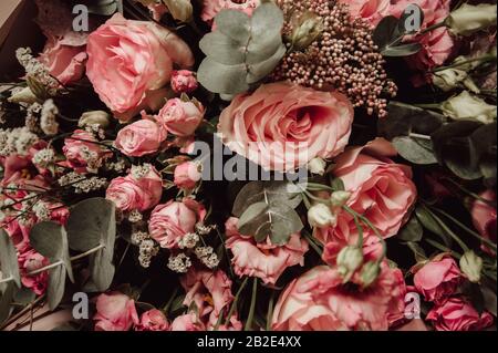 Blumenstrauß aus rosa getrockneten alten Rosen Stockfoto