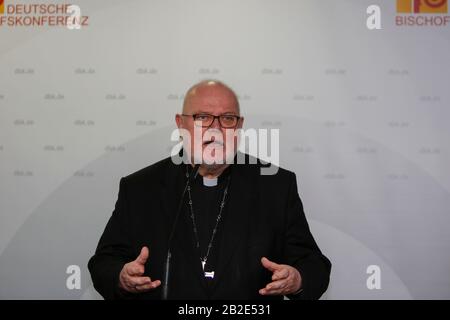 Mainz, Deutschland. März 2020. Kardinal Reinhard Marx, der Römisch-Katholische Erzbischof von München und Freising und scheidender Vorsitzender der Deutschen Bischofskonferenz, spricht auf der Eröffnungs-Pressekonferenz. Die Frühjahrstagung 2020 der Deutschen Bischofskonferenz trifft sich in Mainz. Das Zentrum dieser Jahre-Sitzung ist die Wahl eines neuen Vorsitzenden und eine erste Analyse des kürzlich begonnenen Synodenweges. (Foto von Michael Debets/Pacific Press) Credit: Pacific Press Agency/Alamy Live News Stockfoto