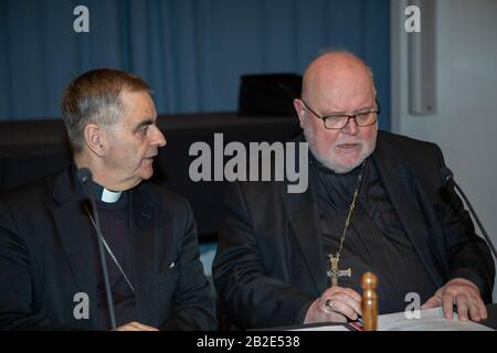 Mainz, Deutschland. März 2020. Der kroatische päpstliche Nuntius in Deutschland Nikola Eterovic (links) und Kardinal Reinhard Marx (rechts), der Römisch-Katholische Erzbischof von München und Freising und Vorsitzender der Deutschen Bischofskonferenz, sprechen vor der Vollversammlung. Die Frühjahrstagung 2020 der Deutschen Bischofskonferenz trifft sich in Mainz. Das Zentrum dieser Jahre-Sitzung ist die Wahl eines neuen Vorsitzenden und eine erste Analyse des kürzlich begonnenen Synodenweges. (Foto von Michael Debets/Pacific Press) Credit: Pacific Press Agency/Alamy Live News Stockfoto