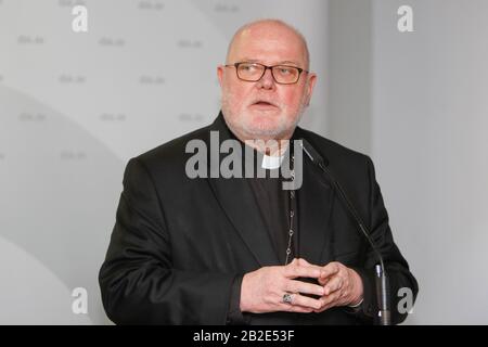 Mainz, Deutschland. März 2020. Kardinal Reinhard Marx, der Römisch-Katholische Erzbischof von München und Freising und scheidender Vorsitzender der Deutschen Bischofskonferenz, spricht auf der Eröffnungs-Pressekonferenz. Die Frühjahrstagung 2020 der Deutschen Bischofskonferenz trifft sich in Mainz. Das Zentrum dieser Jahre-Sitzung ist die Wahl eines neuen Vorsitzenden und eine erste Analyse des kürzlich begonnenen Synodenweges. (Foto von Michael Debets/Pacific Press) Credit: Pacific Press Agency/Alamy Live News Stockfoto