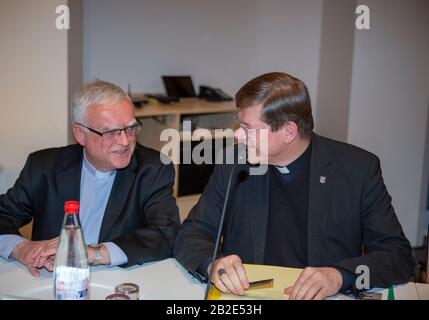 Mainz, Deutschland. März 2020. Heiner Koch (links), der Römisch-Katholische Erzbischof von Berlin, und Stephan Burger (rechts), der Römisch-Katholische Erzbischof von Freiburg im Breisgau, sind vor der Plenarsitzung abgebildet. Die Frühjahrstagung 2020 der Deutschen Bischofskonferenz trifft sich in Mainz. Das Zentrum dieser Jahre-Sitzung ist die Wahl eines neuen Vorsitzenden und eine erste Analyse des kürzlich begonnenen Synodenweges. (Foto von Michael Debets/Pacific Press) Credit: Pacific Press Agency/Alamy Live News Stockfoto