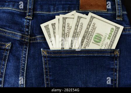 American Canadian Money Dollars Banknote 100 einhundert in einer Jeans-Tasche zur Zahlung Stockfoto