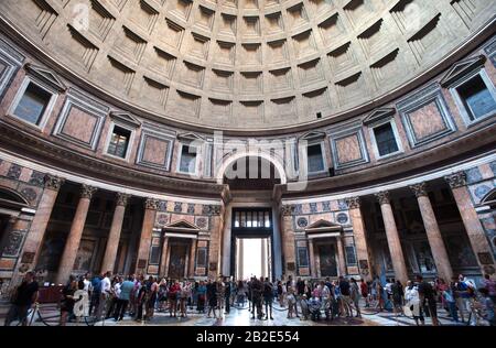 Weitwinkelaufnahme des Innenraums des Pantheon-Gebäudes in Rom Stockfoto