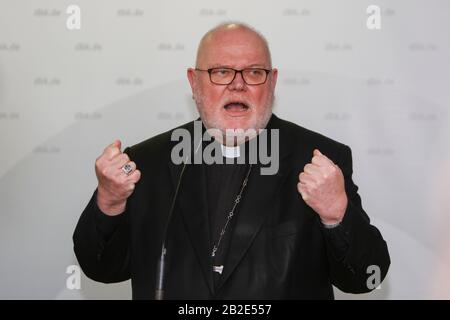 Mainz, Deutschland. März 2020. Kardinal Reinhard Marx, der Römisch-Katholische Erzbischof von München und Freising und scheidender Vorsitzender der Deutschen Bischofskonferenz, spricht auf der Eröffnungs-Pressekonferenz. Die Frühjahrstagung 2020 der Deutschen Bischofskonferenz trifft sich in Mainz. Das Zentrum dieser Jahre-Sitzung ist die Wahl eines neuen Vorsitzenden und eine erste Analyse des kürzlich begonnenen Synodenweges. (Foto von Michael Debets/Pacific Press) Credit: Pacific Press Agency/Alamy Live News Stockfoto