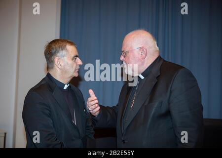 Mainz, Deutschland. März 2020. Der kroatische päpstliche Nuntius in Deutschland Nikola Eterovic (links) und Kardinal Reinhard Marx (rechts), der Römisch-Katholische Erzbischof von München und Freising und Vorsitzender der Deutschen Bischofskonferenz, sprechen vor der Vollversammlung. Die Frühjahrstagung 2020 der Deutschen Bischofskonferenz trifft sich in Mainz. Das Zentrum dieser Jahre-Sitzung ist die Wahl eines neuen Vorsitzenden und eine erste Analyse des kürzlich begonnenen Synodenweges. (Foto von Michael Debets/Pacific Press) Credit: Pacific Press Agency/Alamy Live News Stockfoto