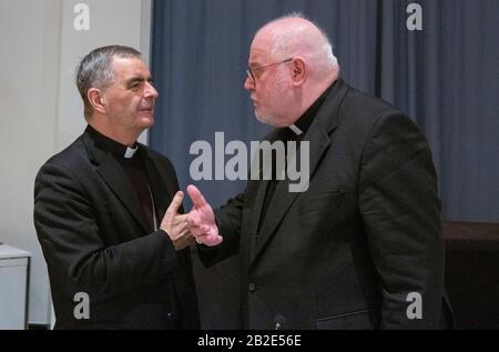 Mainz, Deutschland. März 2020. Der kroatische päpstliche Nuntius in Deutschland Nikola Eterovic (links) und Kardinal Reinhard Marx (rechts), der Römisch-Katholische Erzbischof von München und Freising und Vorsitzender der Deutschen Bischofskonferenz, sprechen vor der Vollversammlung. Die Frühjahrstagung 2020 der Deutschen Bischofskonferenz trifft sich in Mainz. Das Zentrum dieser Jahre-Sitzung ist die Wahl eines neuen Vorsitzenden und eine erste Analyse des kürzlich begonnenen Synodenweges. (Foto von Michael Debets/Pacific Press) Credit: Pacific Press Agency/Alamy Live News Stockfoto