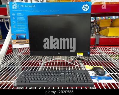 Orlando, FL/USA-2/13/20: Ein HP All-in-One-PC von Hewlett Packard, der in einer Techonolgy-Abteilung im Sams Club zu sehen ist und auf einen Kunden wartet Stockfoto