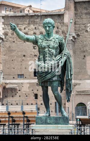 Bronzestatue des ersten römischen Kaiser Augustus Cäsar an der Via dei Fori Imperiali, Rom, Italien Stockfoto