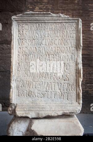 Antike Marmortablette mit der Beschreibung des Venantius im Kolosseum in Rom, Italien Stockfoto