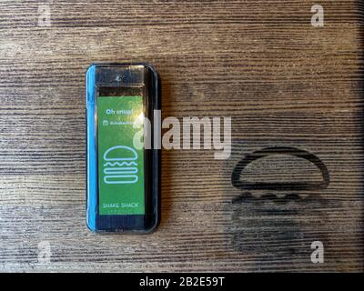 Orlando, FL/USA-1/22/20: Ein Pager auf einem Holztisch in einem Shake Shack Restaurant. Shake Shack ist eine amerikanische fast Casual Restaurantkette mit Sitz in New Stockfoto