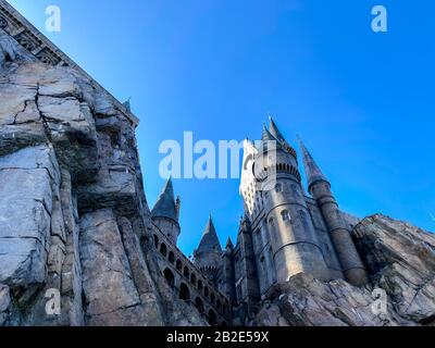 Orlando, FL/USA-2/16/20: Hogwarts Castle in the Wizarding World of Harry Potter Attraction in Universal Studios Theme Park. Stockfoto