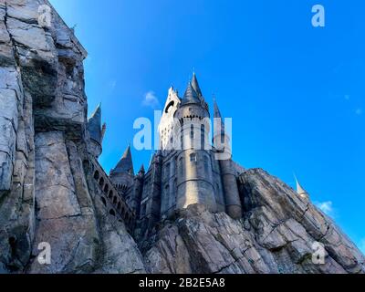 Orlando, FL/USA-2/16/20: Hogwarts Castle in the Wizarding World of Harry Potter Attraction in Universal Studios Theme Park. Stockfoto