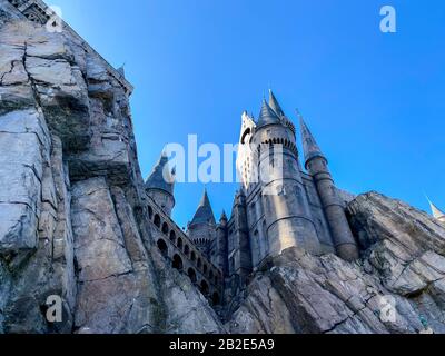 Orlando, FL/USA-2/16/20: Hogwarts Castle in the Wizarding World of Harry Potter Attraction in Universal Studios Theme Park. Stockfoto