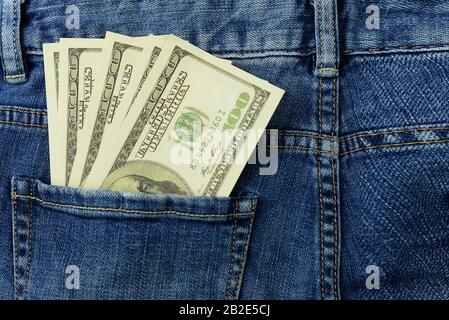 American Canadian Money Dollars Banknote 100 einhundert in einer Jeans-Tasche zur Zahlung Stockfoto