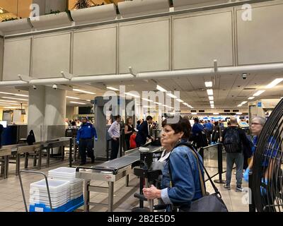 Orlando, FL/USA-2/27/20: Menschen, die an einem geschäftigen Tag durch Orlando International Airport MCO TSA Security gehen. Stockfoto