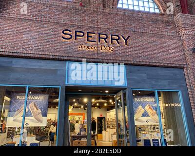 Orlando, FL/USA-2/29/20: Ein Sperry Schuhgeschäft in einem Einkaufszentrum. Sperry Top-Sader ist die ursprüngliche amerikanische Marke von Bootsschuh, die 1935 von Paul entworfen wurde Stockfoto