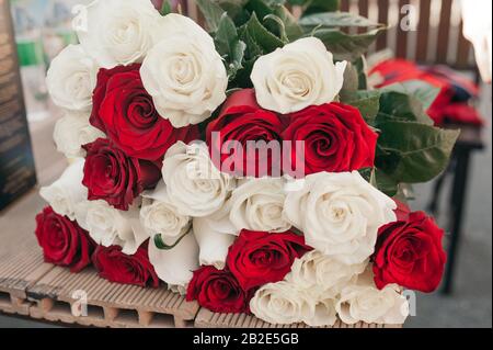 Riesiger Blumenstrauß aus weißen und roten Rosen Stockfoto