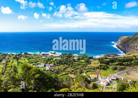 Malerischen Panoramablick auf die Südküste von Sao Miguel Island in der Nähe von Ague de Pau Dorf, Azoren, Portugal Stockfoto