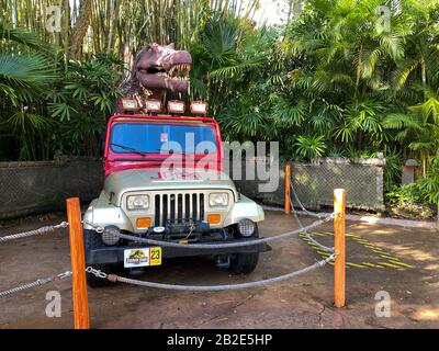 Orlando, FL/USA-2/17/20: Jurassic Park jeep und Tyrannosaurus rex in den Universal Studios in Orlando, Florida. Stockfoto