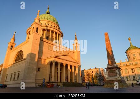 Blick auf die St. Nikolai-Kirchengemeinde Potsdam Kirche und den Marktplatz am Alten Markt während der Sonnenuntergangszeit mit klarem blauen Himmel in Potsdam, Deutschland. Stockfoto