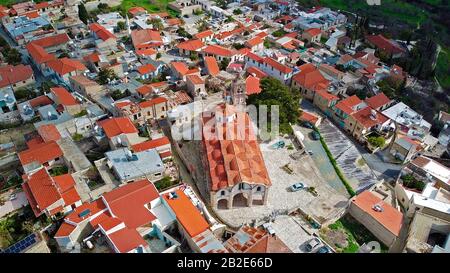 Luftbild von einer Drohne aus einem Höhenblick auf das Dorf Lefkara mit roten Dächern eines Hauses auf Zypern Ayia Napa Stockfoto
