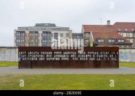 Kupferrostiges Mauerdenkmal mit Opferbildern im Gedenkpark Berliner Mauer, in Berlin, Deutschland während trüber und düsterer Tage im Winter. Stockfoto