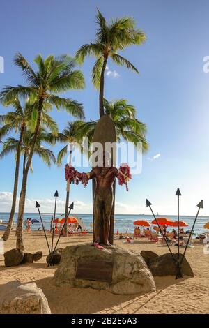 Die große Kahuna-Statue am Waikiki Beach Stockfoto