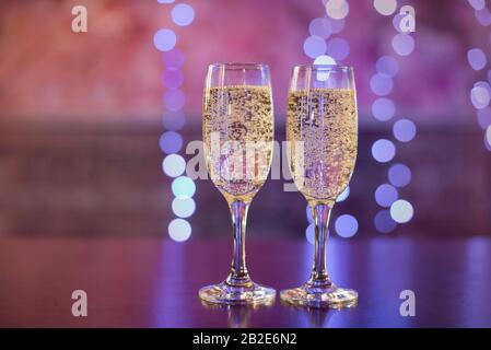 Schöne Karte mit einer Gläser Champagner und einem Geschenkebo für das fest des Valentinstages im Februar Stockfoto
