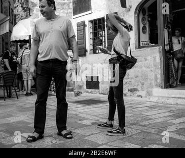 Montenegro, 22. September 2019: Touristen auf einem der Plätze in der Kotor-Altstadt Stockfoto