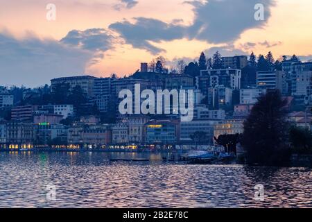 Blick über den Luganersee in der Abenddämmerung im Frühjahr 2019. Stockfoto