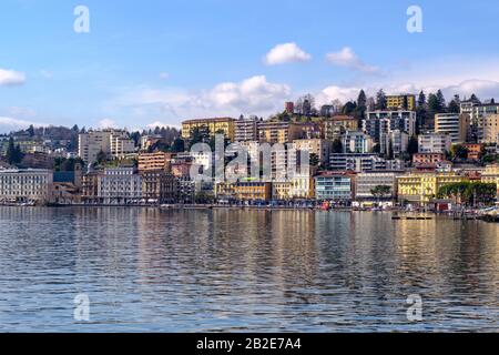 Blick vom Parco Ciani über den See in Richtung Zentral-Lugano, Schweiz. Stockfoto