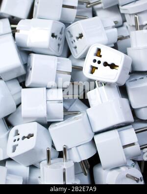 Adapter für Umsetzeradapter EU-UK. Vor dem Laden in einer Schachtel fotografiert. Nahaufnahme. Stockfoto