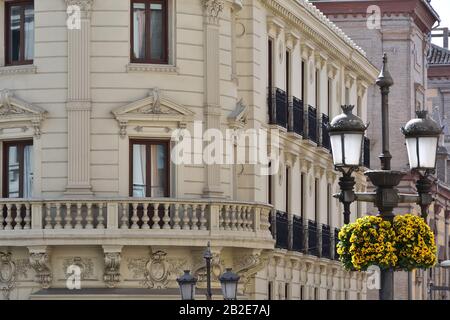 Lampenpfosten mit Blumen im Zentrum von Granada Stockfoto