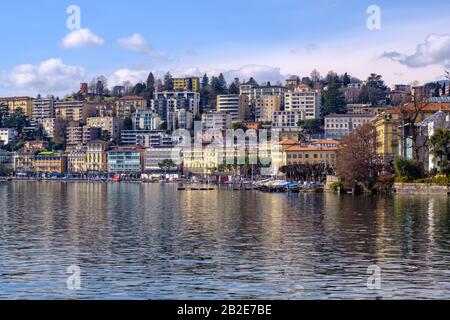 Blick vom Parco Ciani über den See in Richtung Zentral-Lugano, Schweiz. Stockfoto