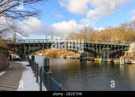 Gehweg und Park am Flussufer entlang des Landwehrkanals zwischen Tiergarten und Zoologischer Garten und Fußgängerbrücke gelegen, Stockfoto