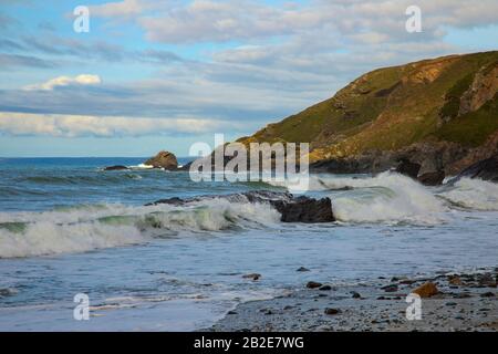 Wellen in Dollar Cove Stockfoto